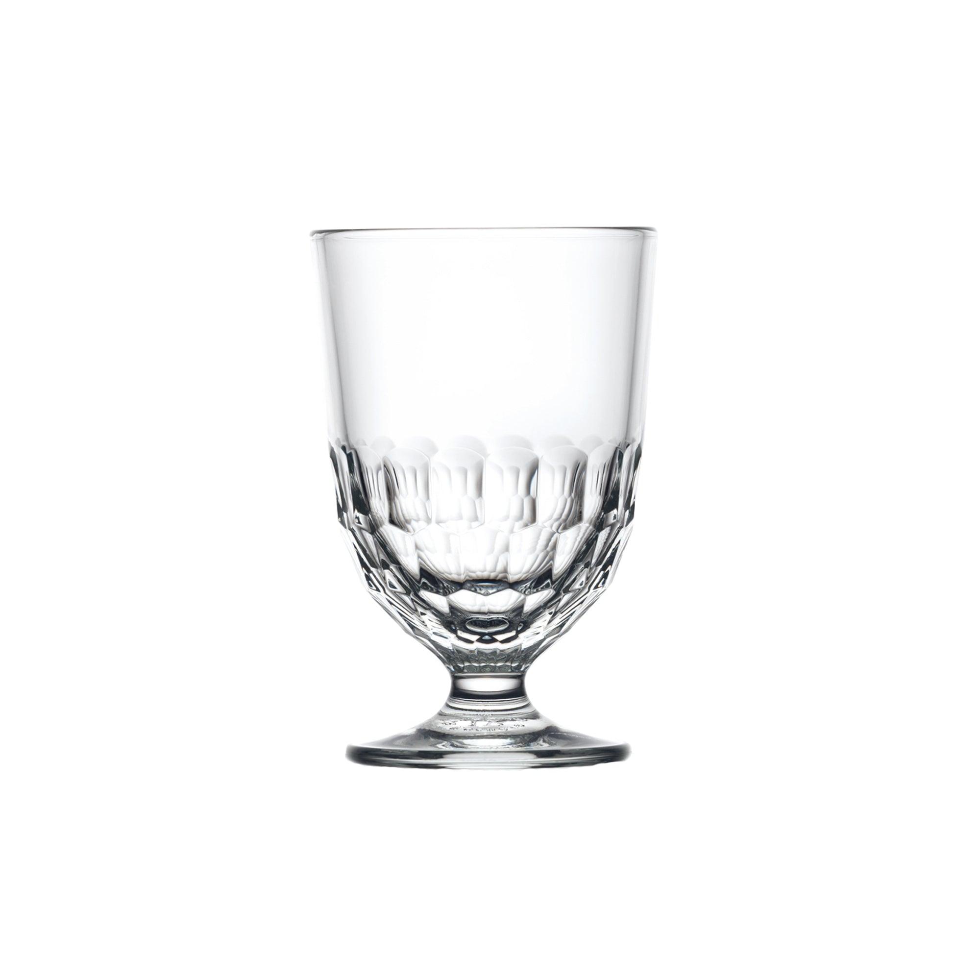 Et lille Artois Glas med en elegant silhuet, der reflekterer lyset på en smuk måde