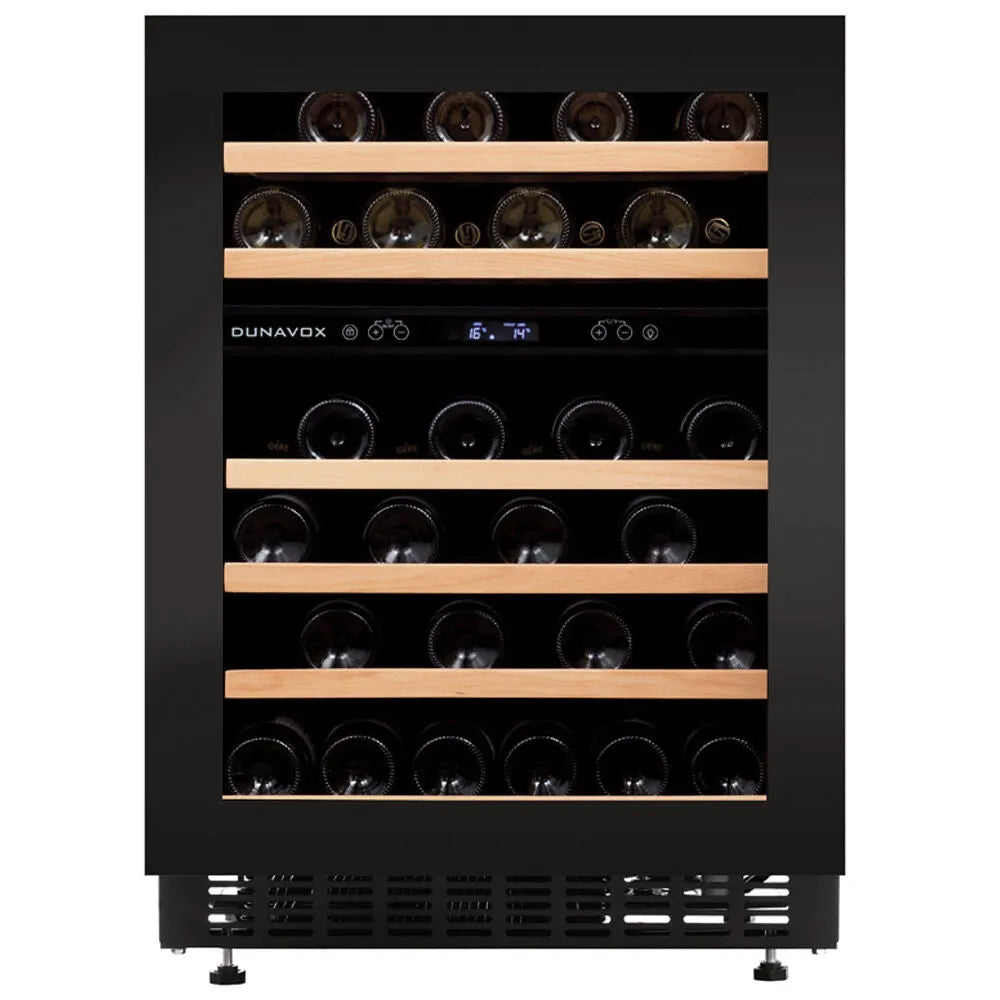 DAUF-46.145DBH Dunavox vinkøleskab med to temperaturzoner og plads til 46 flasker. Elegant design med træhylder og et brugervenligt digitalt display for optimal vinopbevaring. Ideel til både vinentusiaster og professionelle.