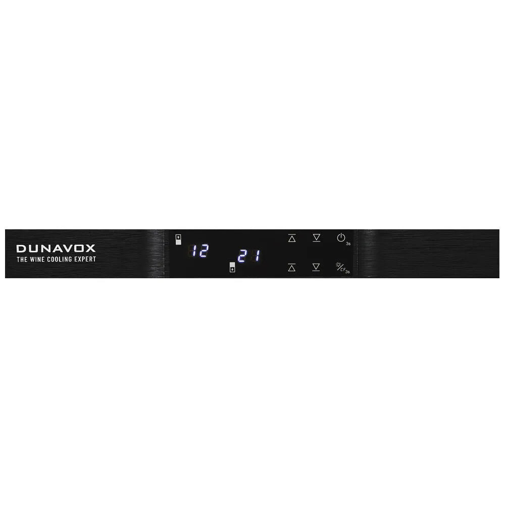 Nærbillede af Dunavox DX-89.246TB vinkøleskabets digitale kontrolpanel med temperaturindstillinger og LED-display. Præcis temperaturstyring til optimal vinopbevaring.