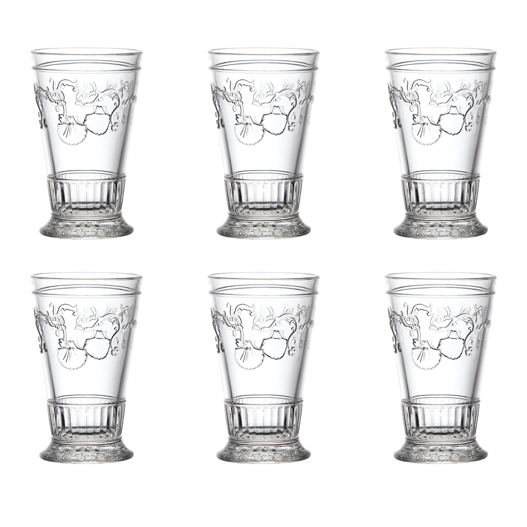 Seks La Rochere Versailles glas med dekorative mønstre, inspireret af det klassiske franske design. Perfekt til servering af forskellige drikkevarer.