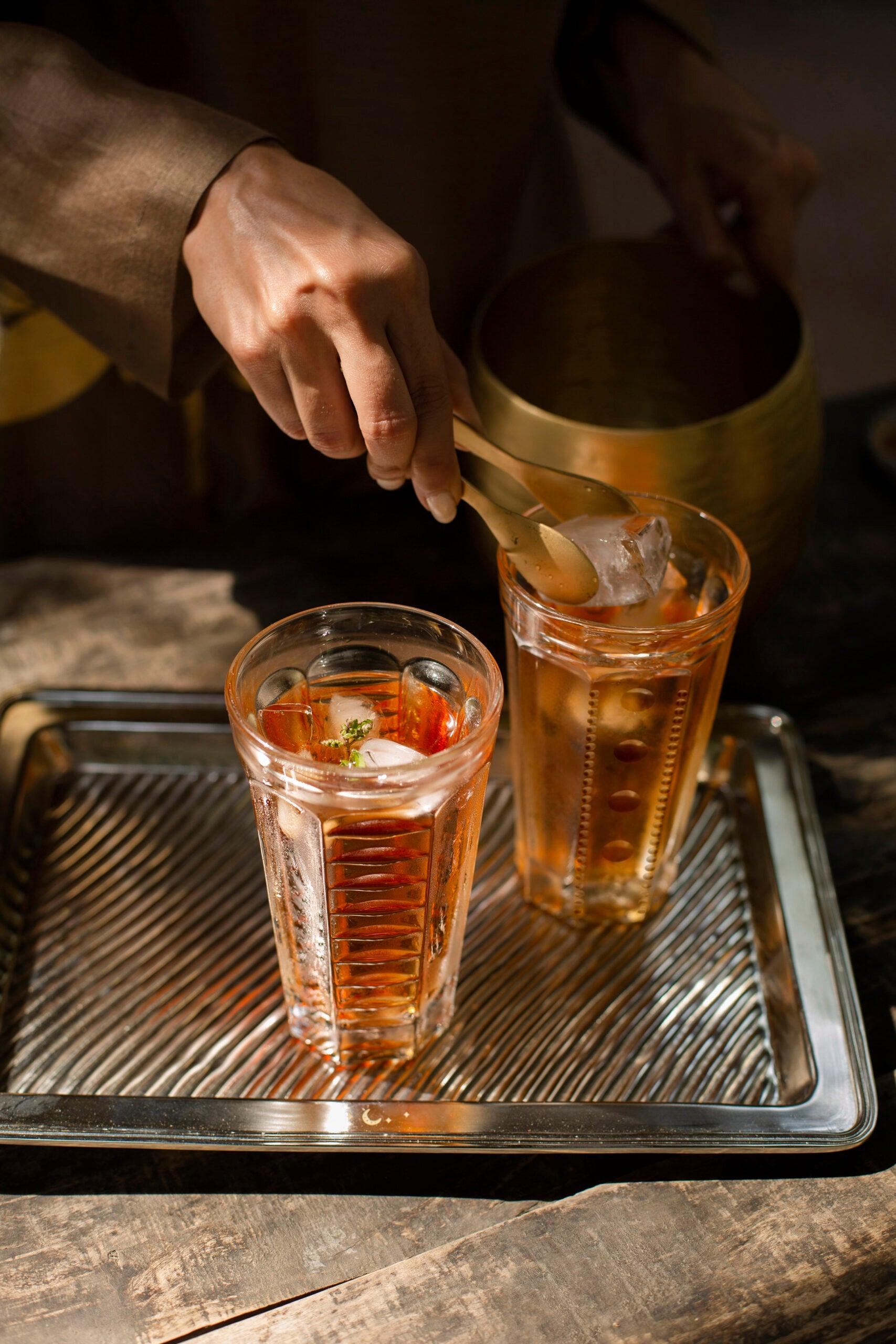 Person der gør drinks klar i drinksglas fra La Rochere