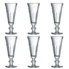 6 høje drikkeglas med smalle stængler. Glassene har et klassisk og elegant design med rillede detaljer langs siderne. De er placeret i to rækker med tre glas i hver række på en hvid baggrund