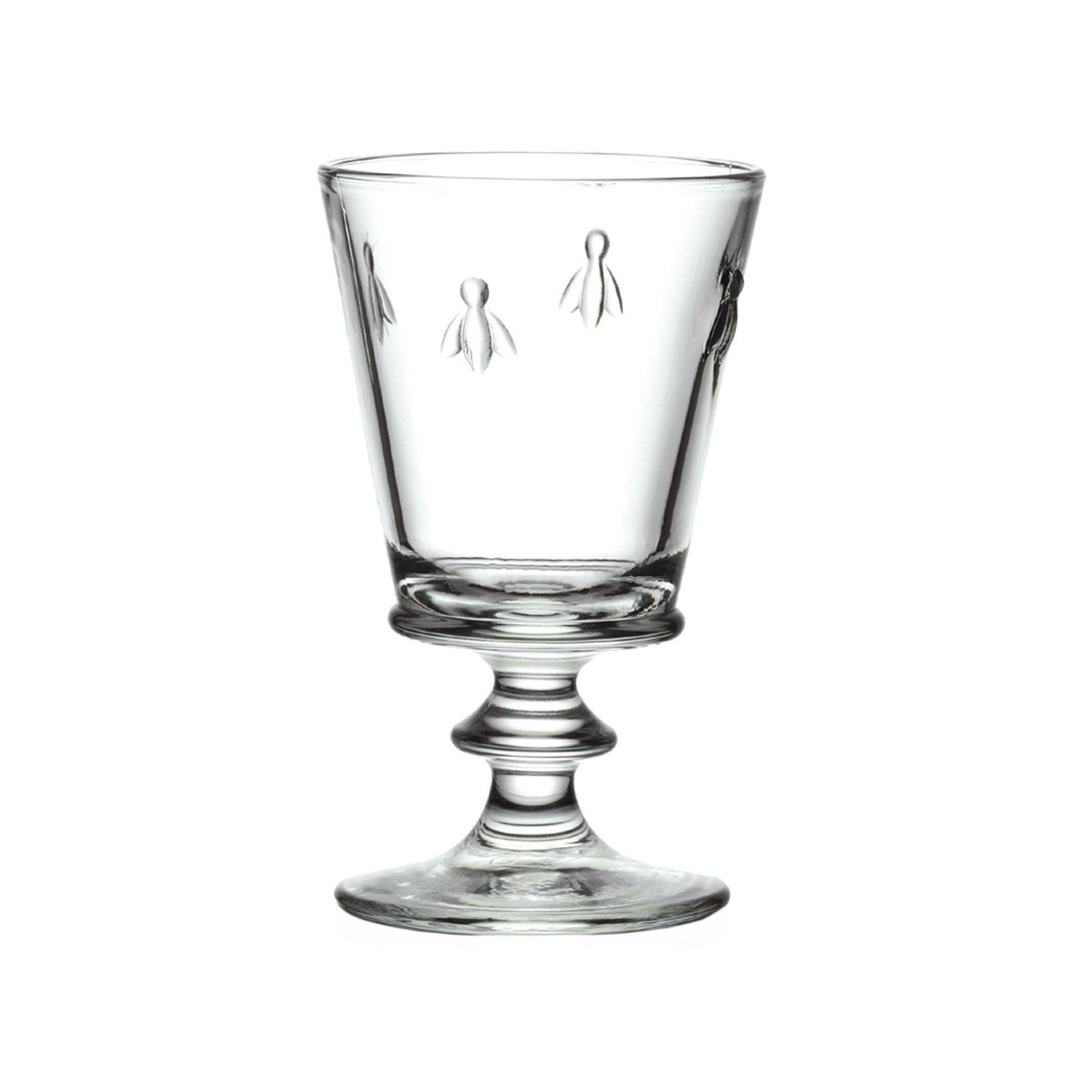 Enkelt glas fra La Rochere med et elegant design. Glasset har et traditionelt udseende med en kort stamme og en bred munding. Det er dekoreret med små, reliefagtige bier, som giver det et karakteristisk og stilfuldt udseende. Perfekt til servering af vin eller andre drikkevarer.